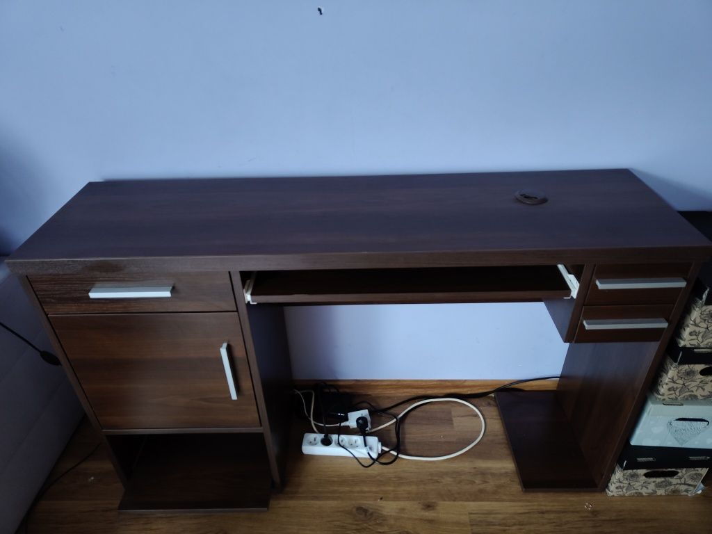 Biurko pod komputer lub laptopa