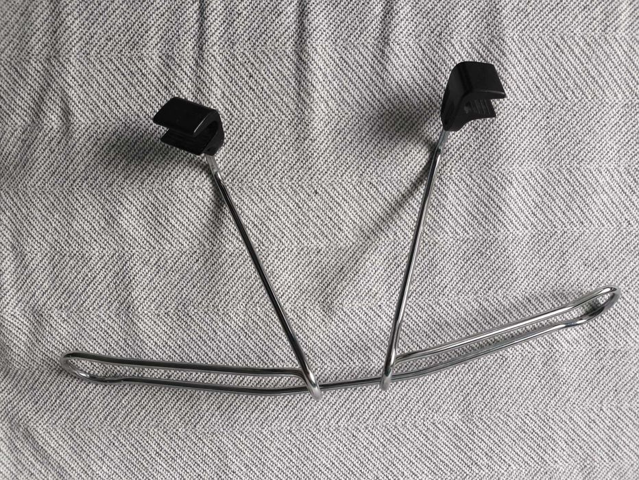 Wieszak na garnitur w samochodzie.