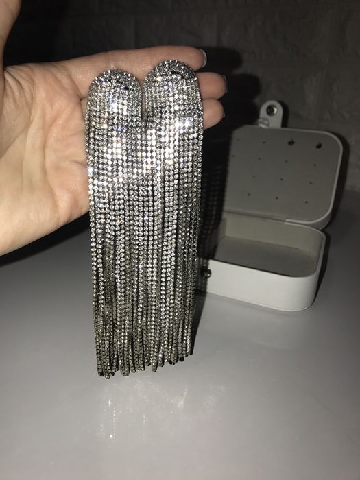 Довгі сережки зі стразами – блискучі, як нові, для свят і фотосесій