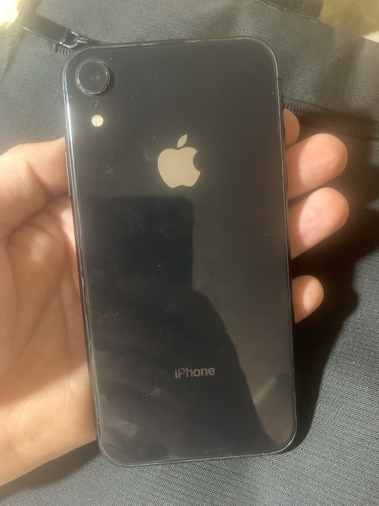 iPhone XR black перезагружается постоянно