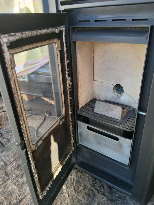 Vendo salamandra a pellets, 8kw, RedPod com pouco uso. Em bom estado.