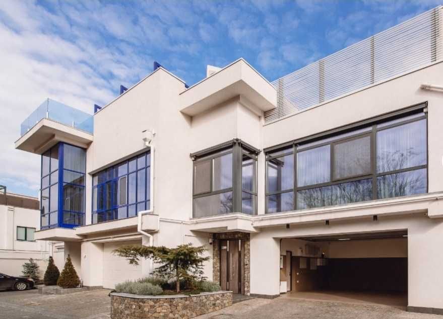 Стильный котедж у самого синего моря.