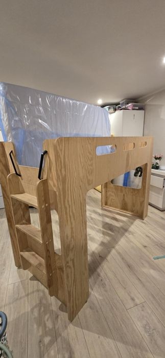 Sprzedam łóżko piętrowe z materacem.