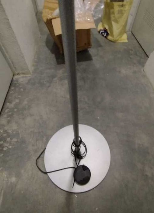 Candeeiro de pe (sem abajour mas a funcionar)