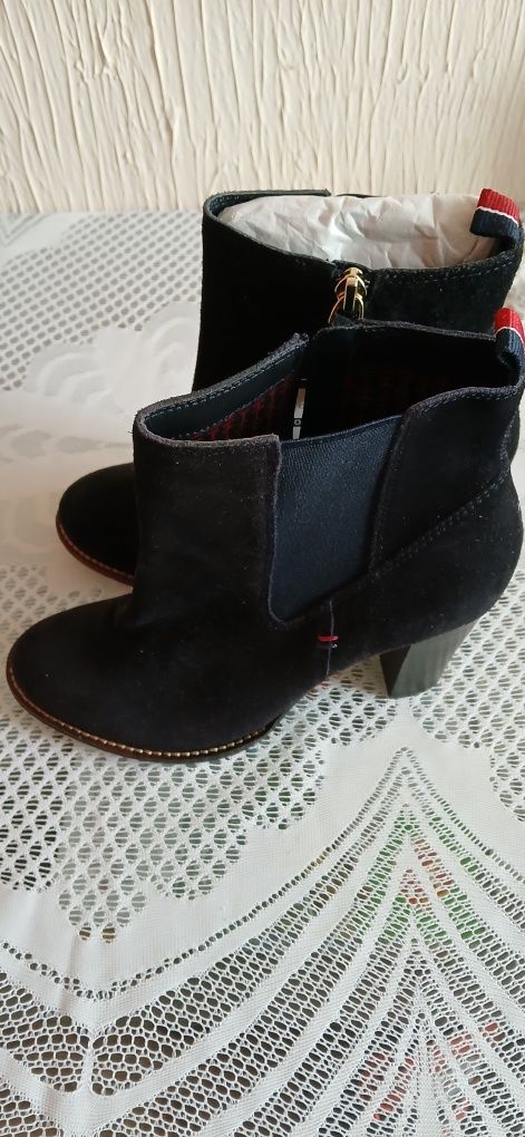 Botki damskie marki Tommy Hilfiger  czarne rozm 37
