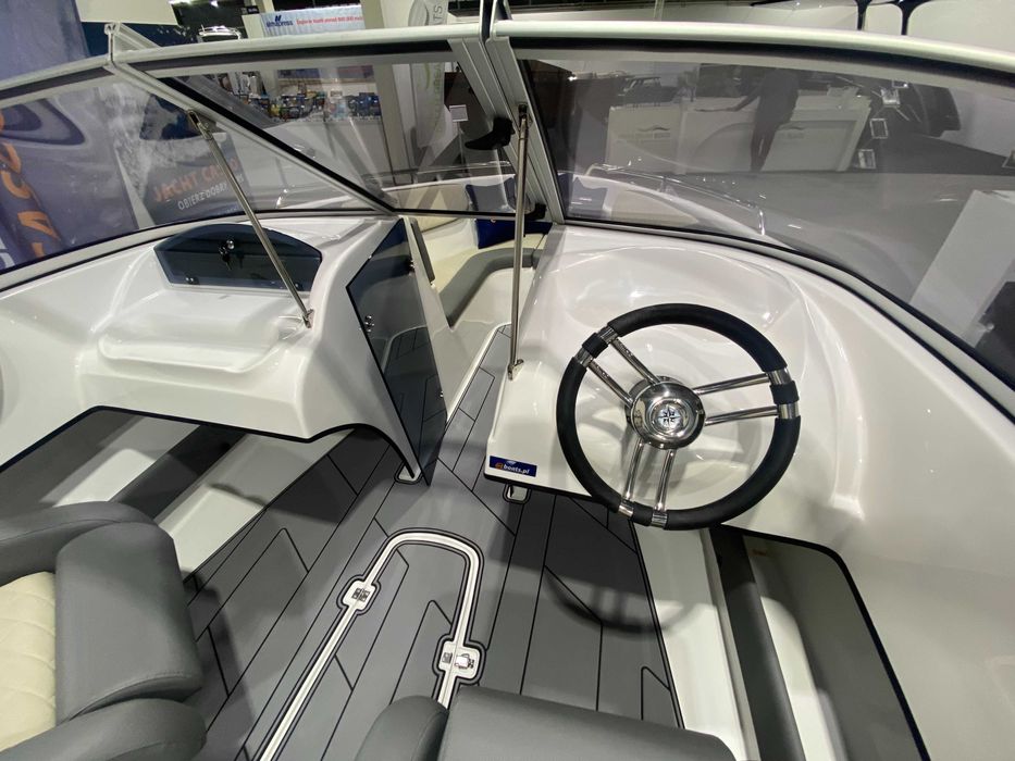 łódź motorowa nowa 630 z otwartym pokładem od mboats