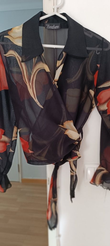 Camisa traçada e estampada. Usada. Tamanho S