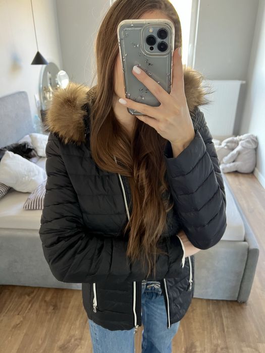 Czarna kurtka puchowa z odpinanym kapturem