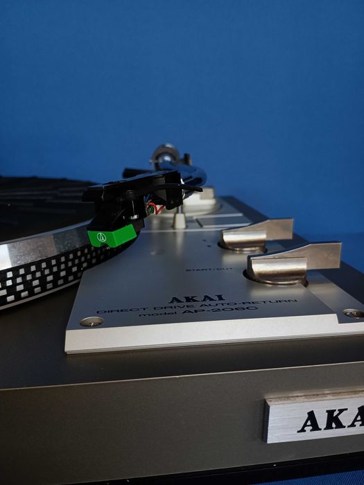 gira-discos AKAI AP-206C