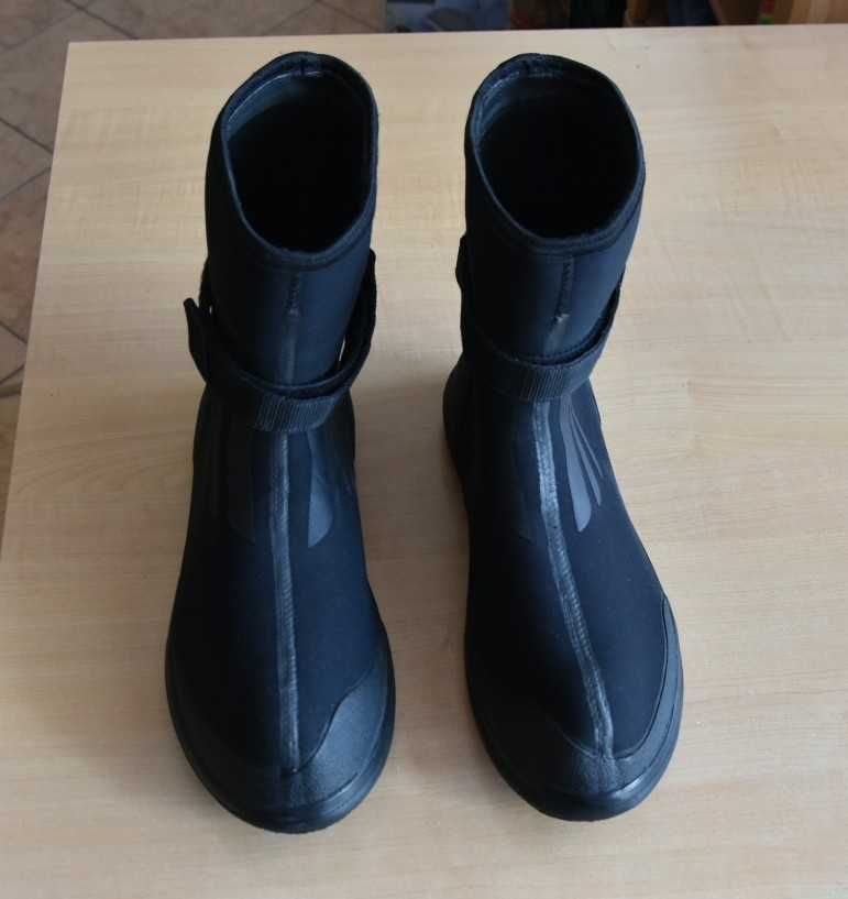 Buty Flex Sole do suchego skafandra.