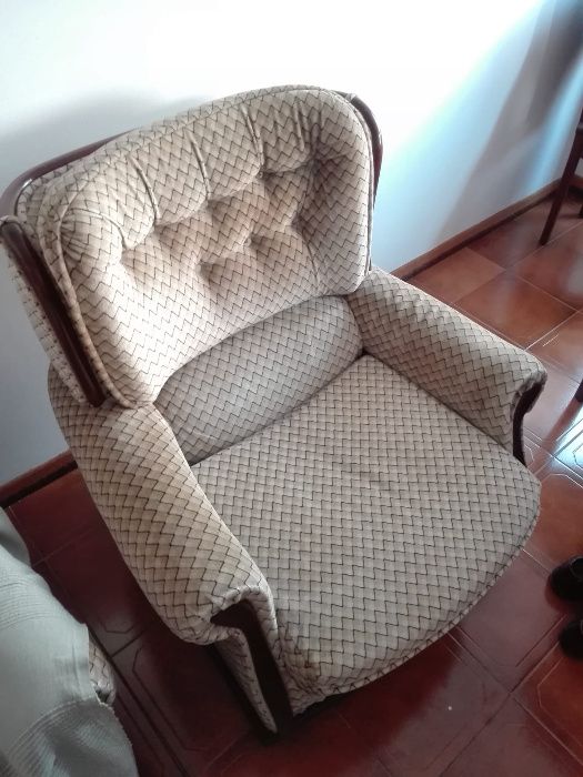 Dois Sofás Individuais, + Um de Três Lugares c/Cama (Baixa Preço)