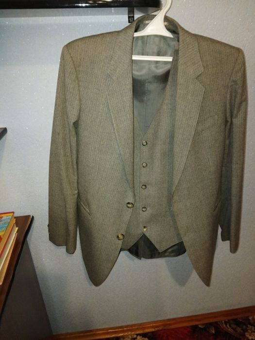 Костюм мужской тройка52 размер.рост3-4