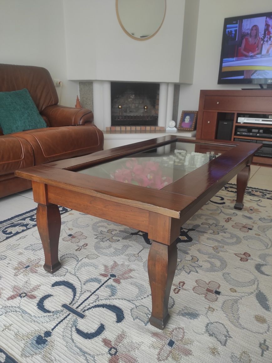 Mesa de centro em madeira e vidro