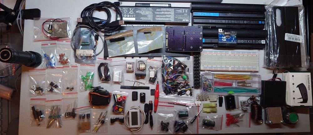 Rezystory Kondensatory ceramiczne elektrolityczne Tranzystory