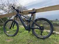 Bicicleta eletrica Cube Stereo Full Carbon 27,5 tamanho M travoes Magura e Gps/Computador de Bordo