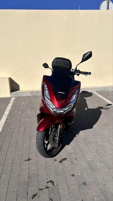 Honda PCX 125 com case e 2 capacetes