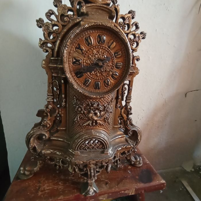 Rosyjski zegar z tworzywa uszkodzony