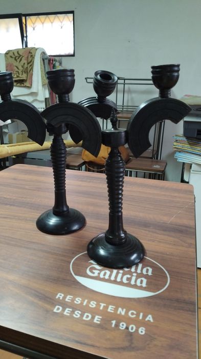 Castiçal de pau preto antigo em bom estado