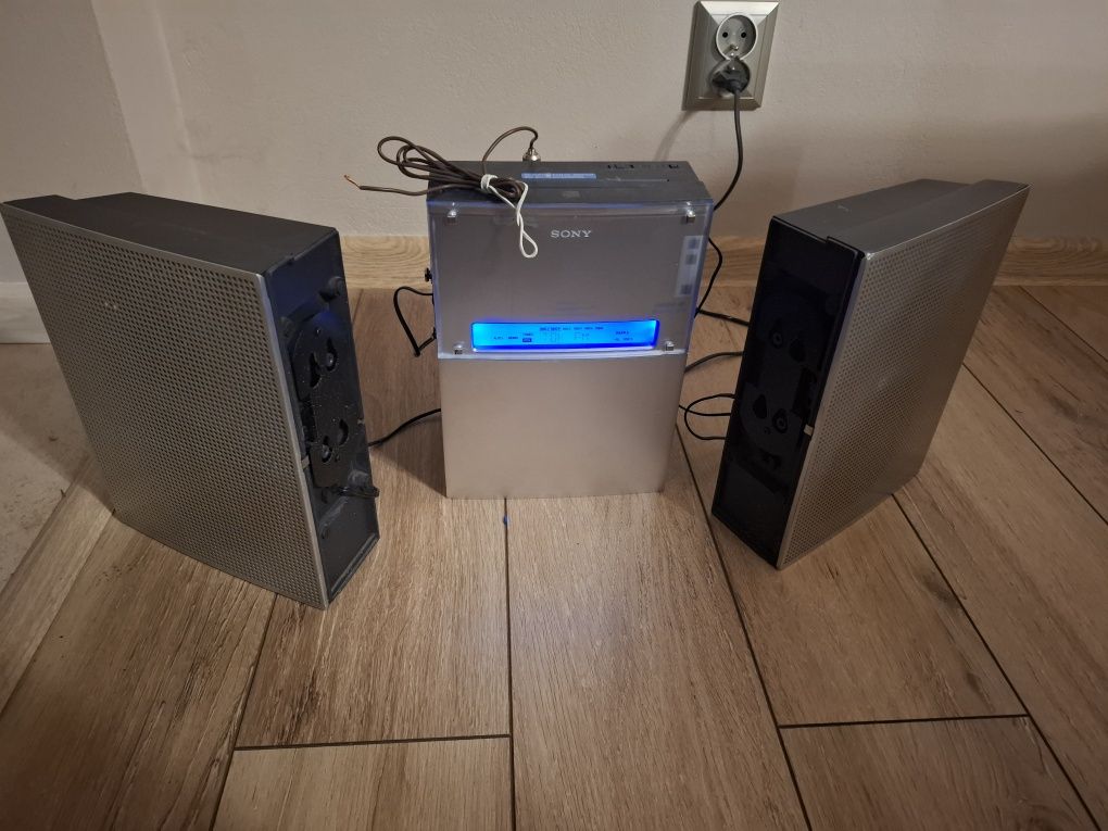 Wierza sony wisząca zmieniarką 5 płyt.