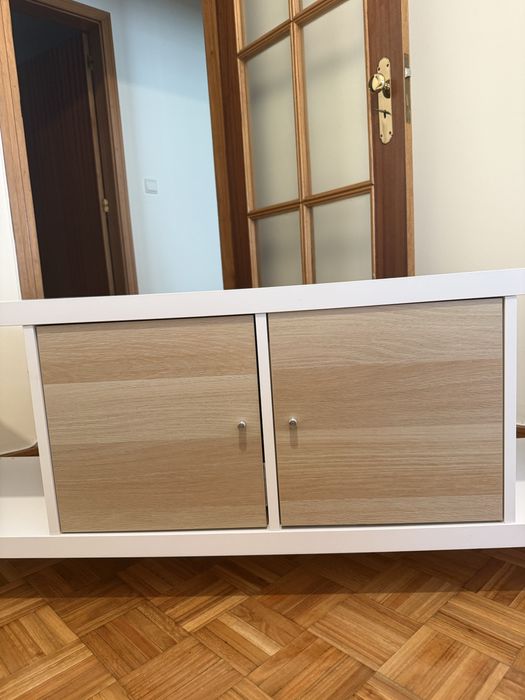 Estante Kallax com portas e pés