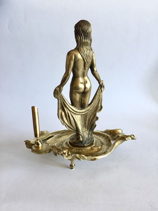 Podstawa pod pióro ze złotą skuwką i kobietą. J. Serkowski w Warszawie