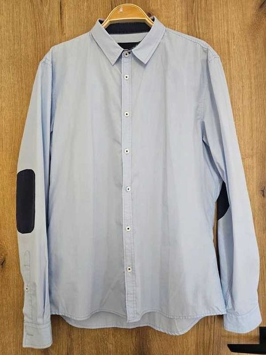 Jasnoniebieska koszula męska z łatami na łokciach