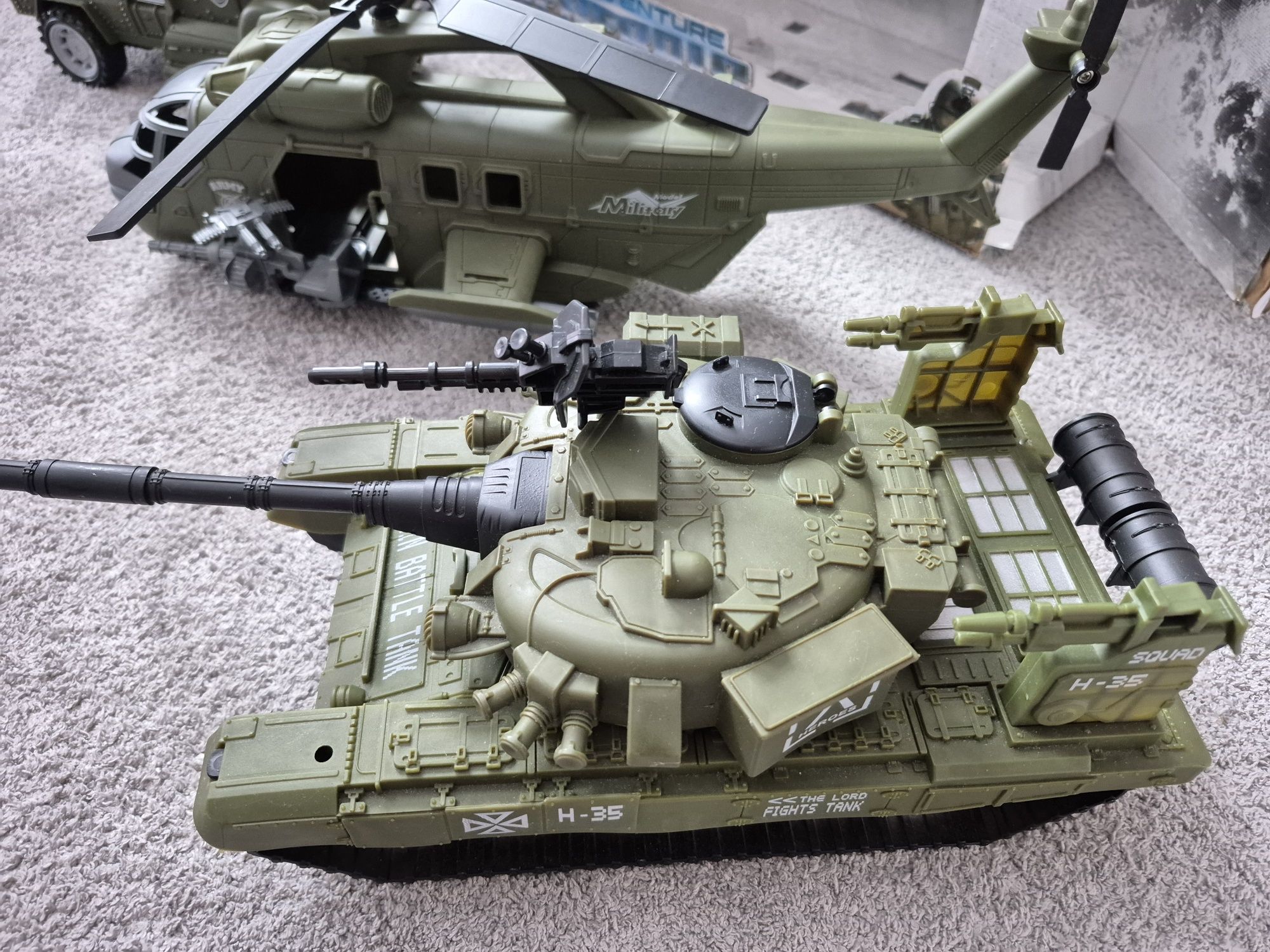 Zestaw militarny duży: pojazd, helikopter, czołg