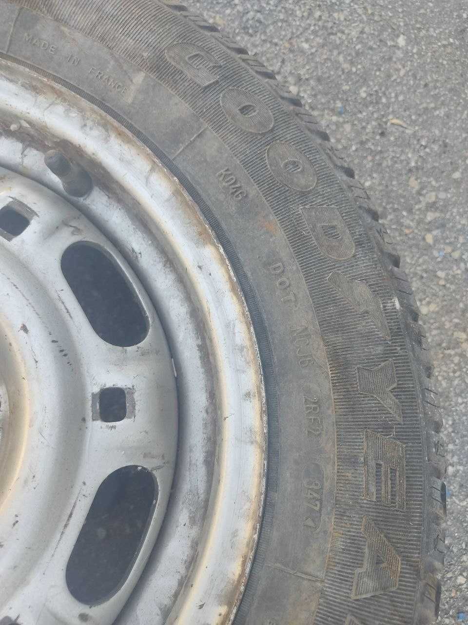 Диски Фольксваген 6J х 14 дюймов с резиной Goodyear 185х70 R14 зима