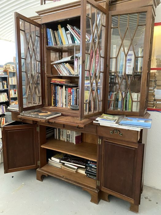 Móvel de sala ou livreiro ou de sala em bom estado