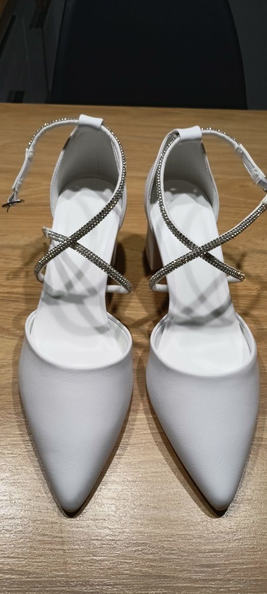 Nowe białe buty czółenka 39 damskie bellucci ślubne