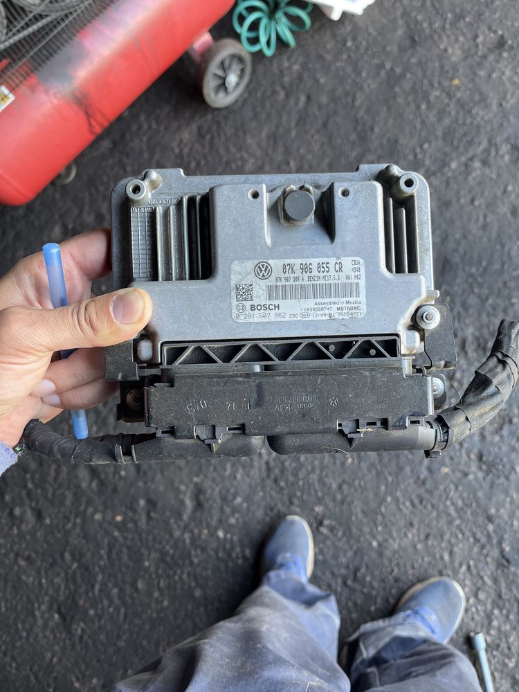 VW Jetta 2.5 блок ecu двигуна 07K906055CR