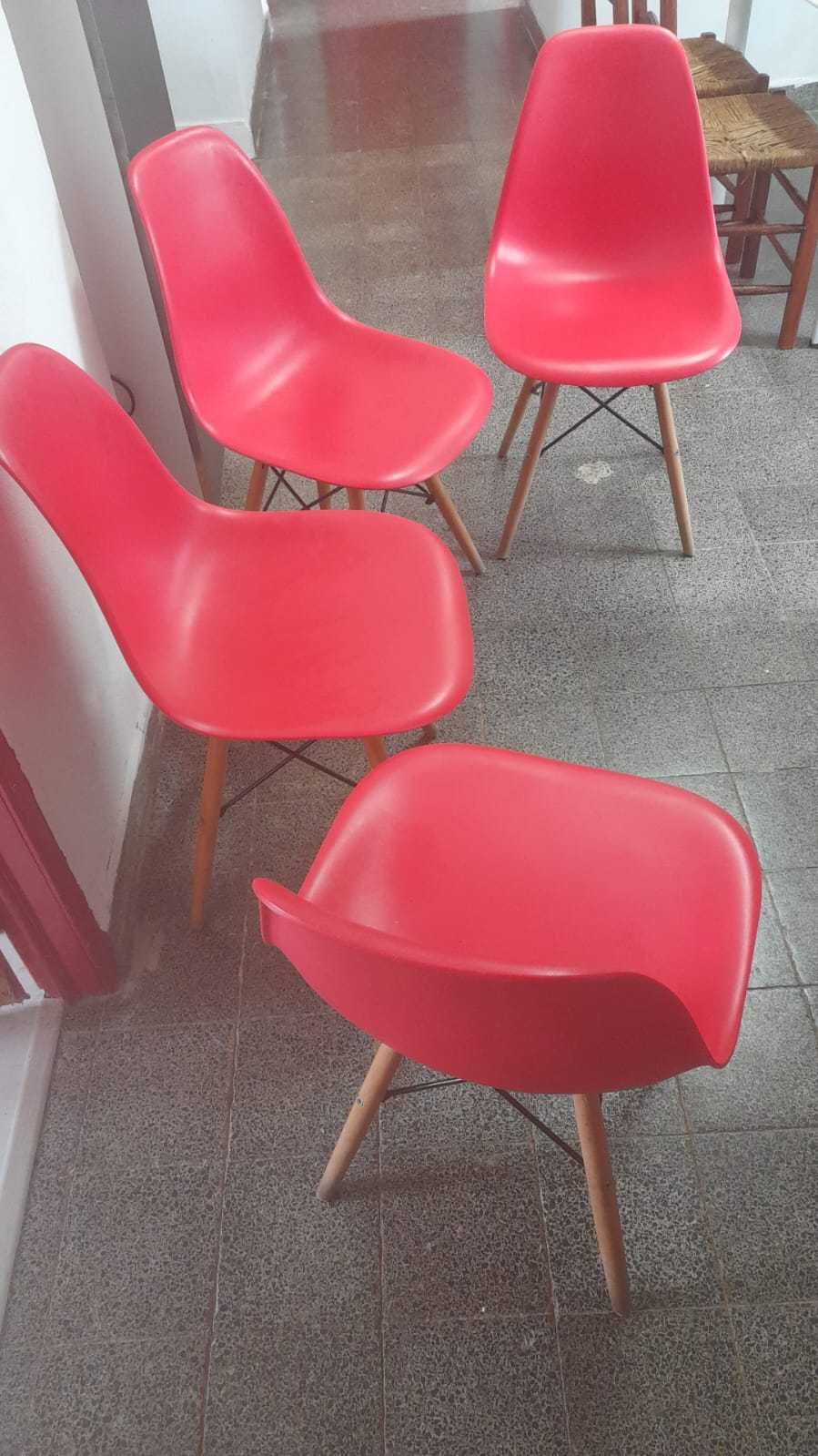Conjunto de quatro cadeiras