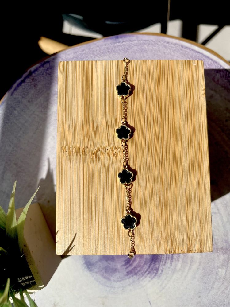 Pulseira Vintage com trevos pretos