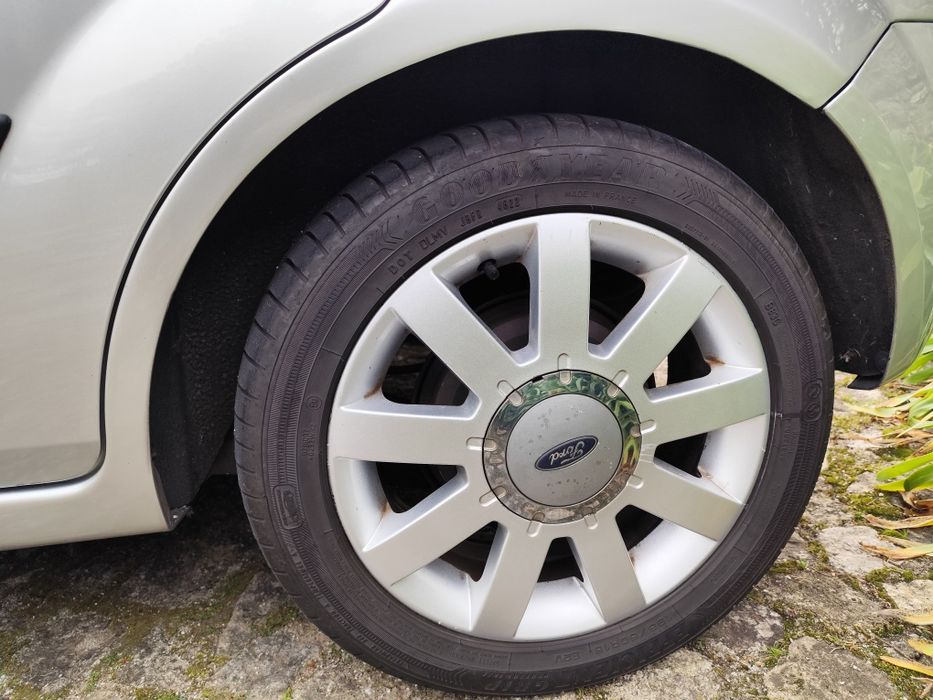 Ford Fiesta 1.4 Ghia TDCI 2003, carro em bom estado geral