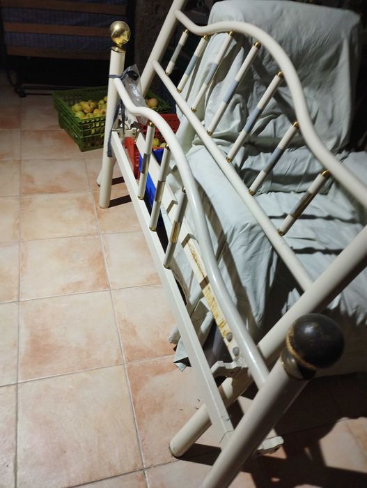 Cama de casal sem estrado e sem colchão