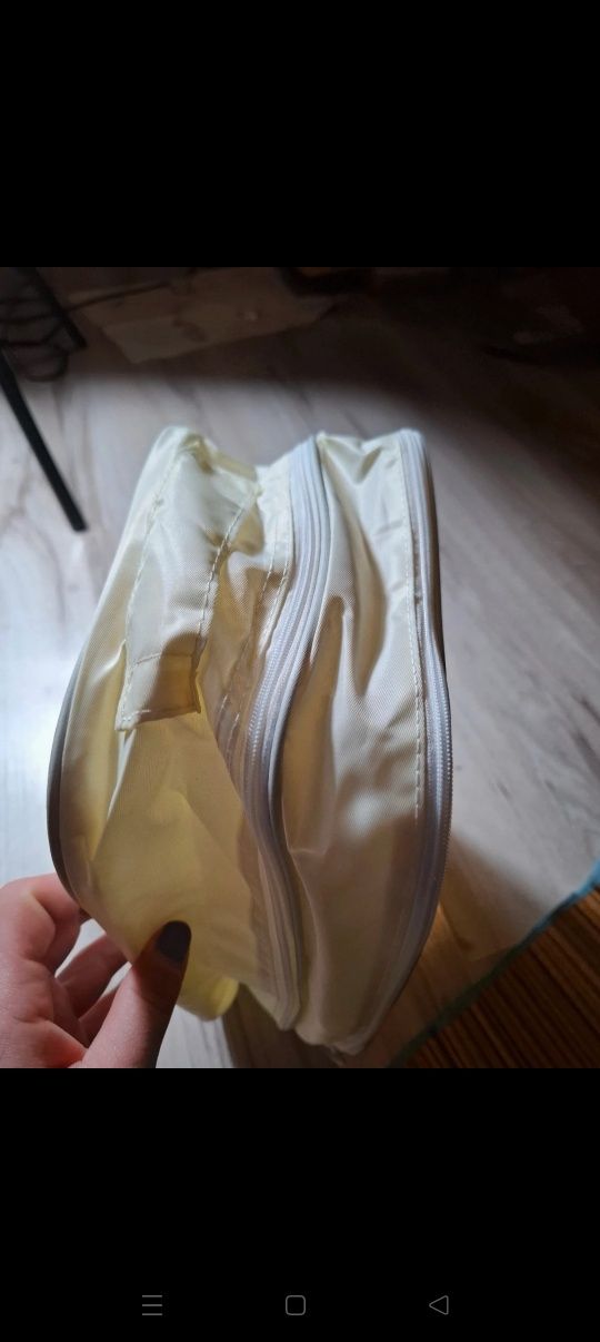Duża kosmetyczka firmy trąbek kolor żółty z siatka na buty