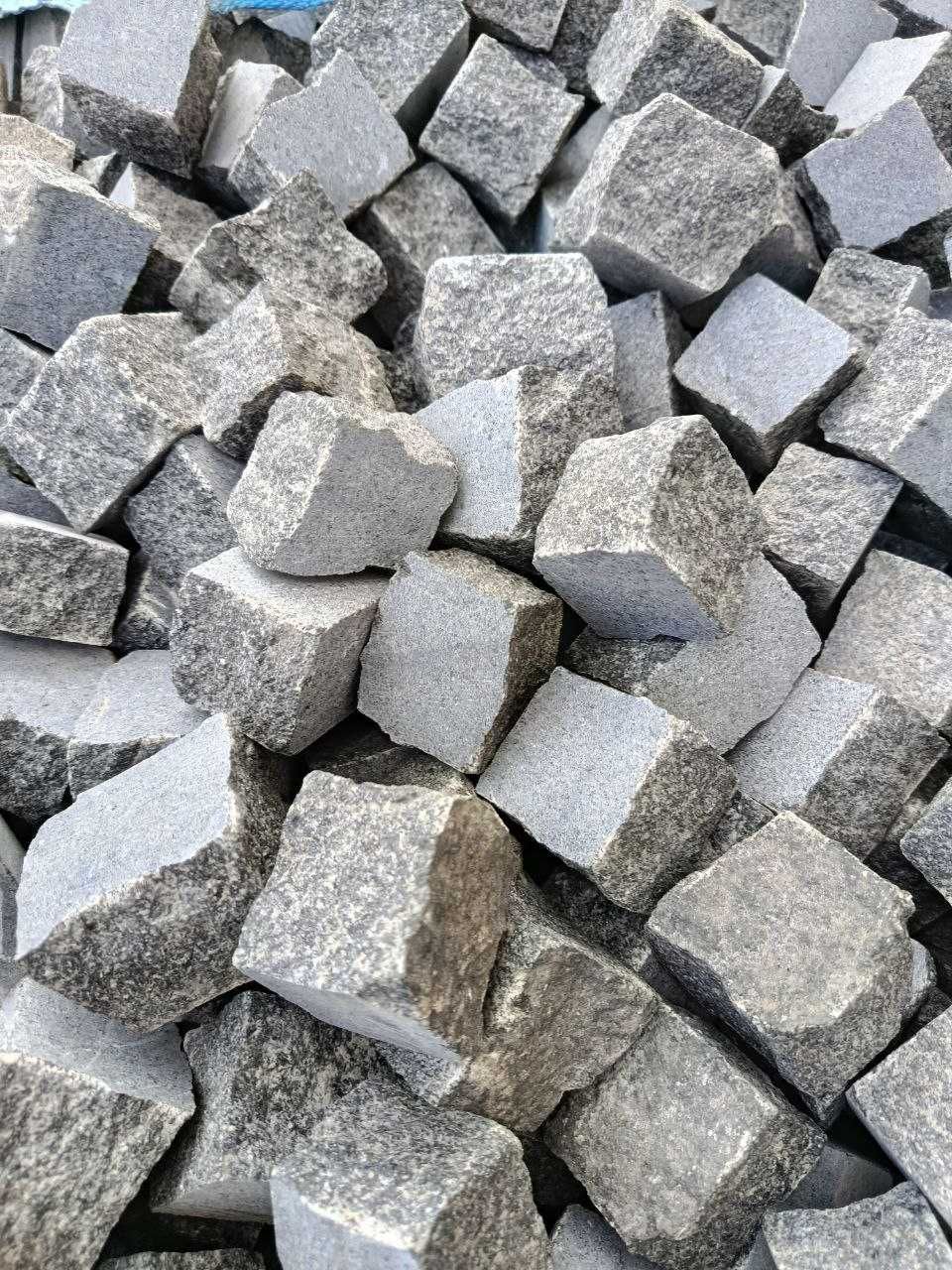 Бруківка гранітна габро 5х5х5