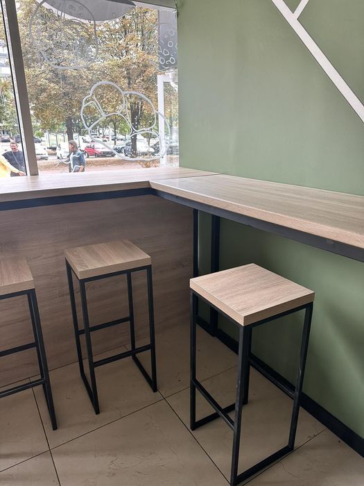 Барна стійка+ 6 стільців. Столик дерев'яніий.