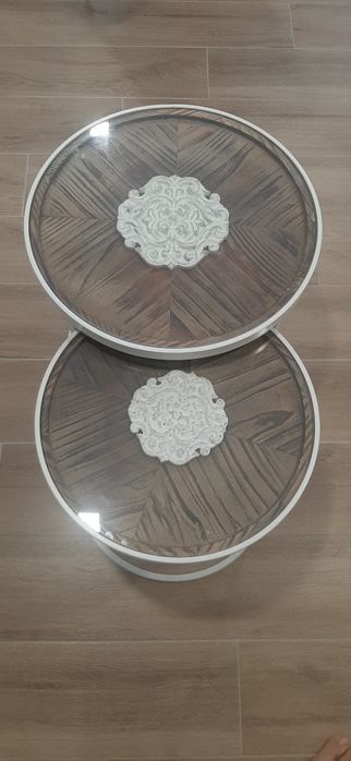 Conjunto de Mesas de Apoio brancas e madeira