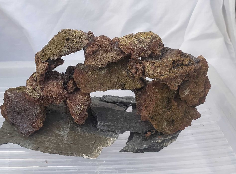 Skałka wulkaniczna z mchem