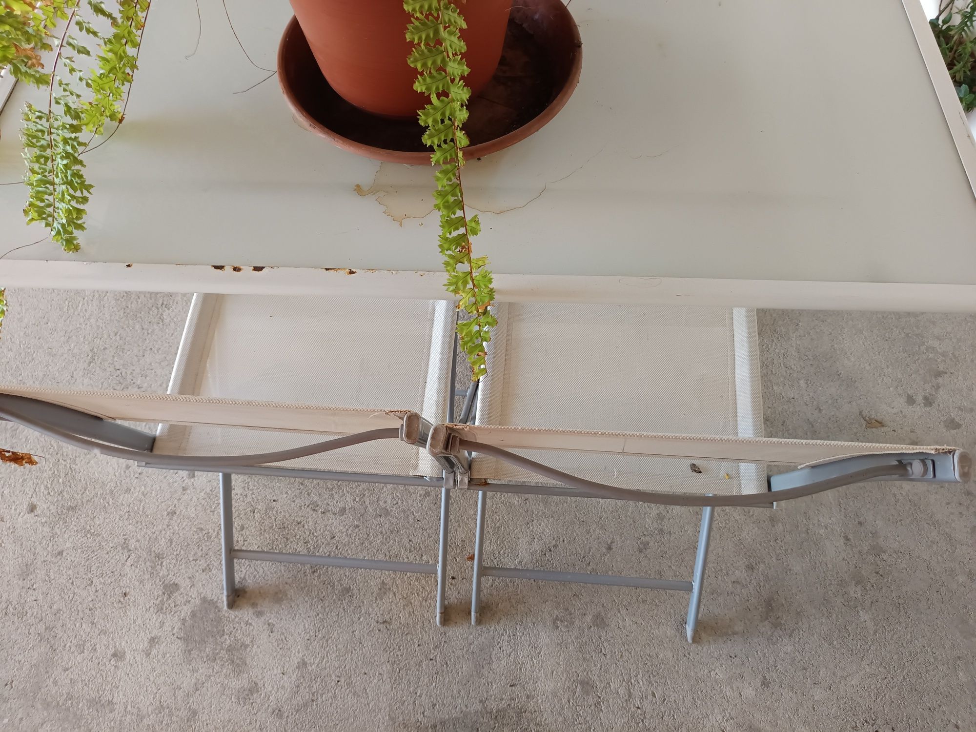 Mesa e cadeiras de jardim