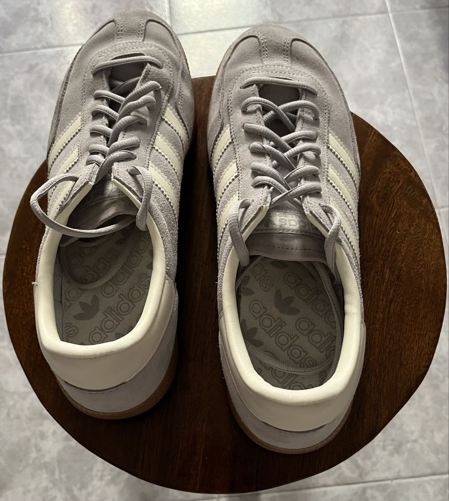 Tenis Adidas com detalhes brancos, raramente usados