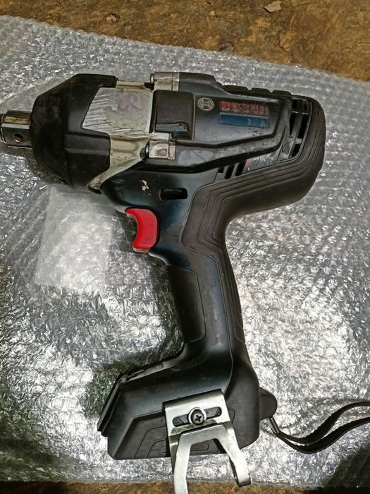 Klucz udarowy Bosch GDS18V-1050H uszkodzony