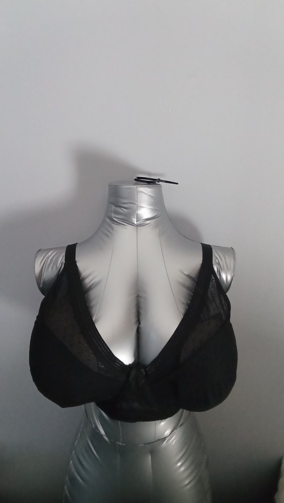 czarny biustonosz marki Curve Muse Lingerie.
Podano rozmiary dla różny