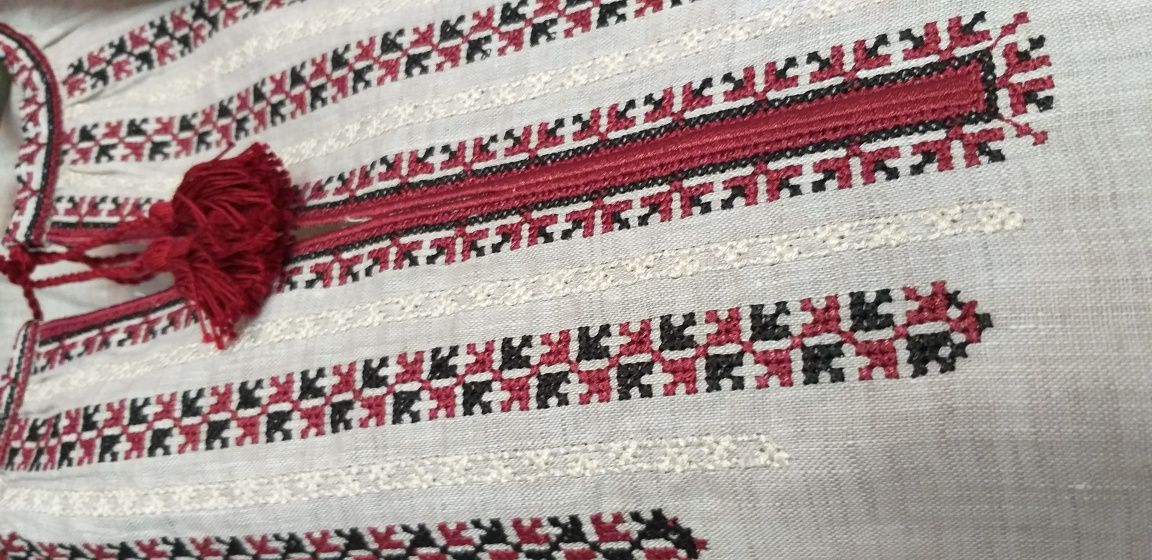 Продам платье женское с вышивкой