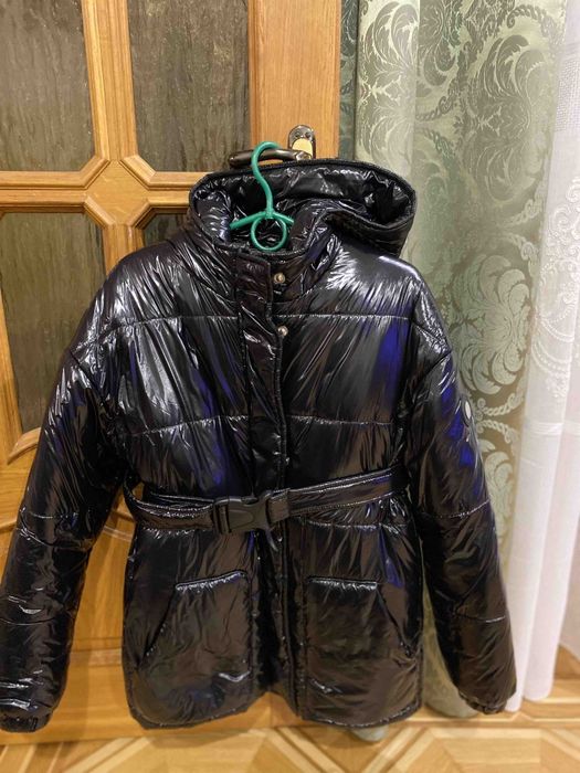 Стильная чёрная зимняя дутая куртка лак зимова курточка зима с поясом