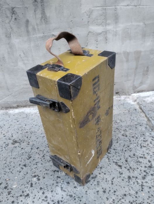 Ящик , футляр під буссоль, коліматор, панораму герца.