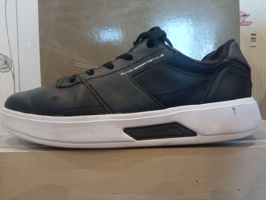 Продам мужские демисезонные кроссовки  - сникерсы Anta .Очень лёгкие.