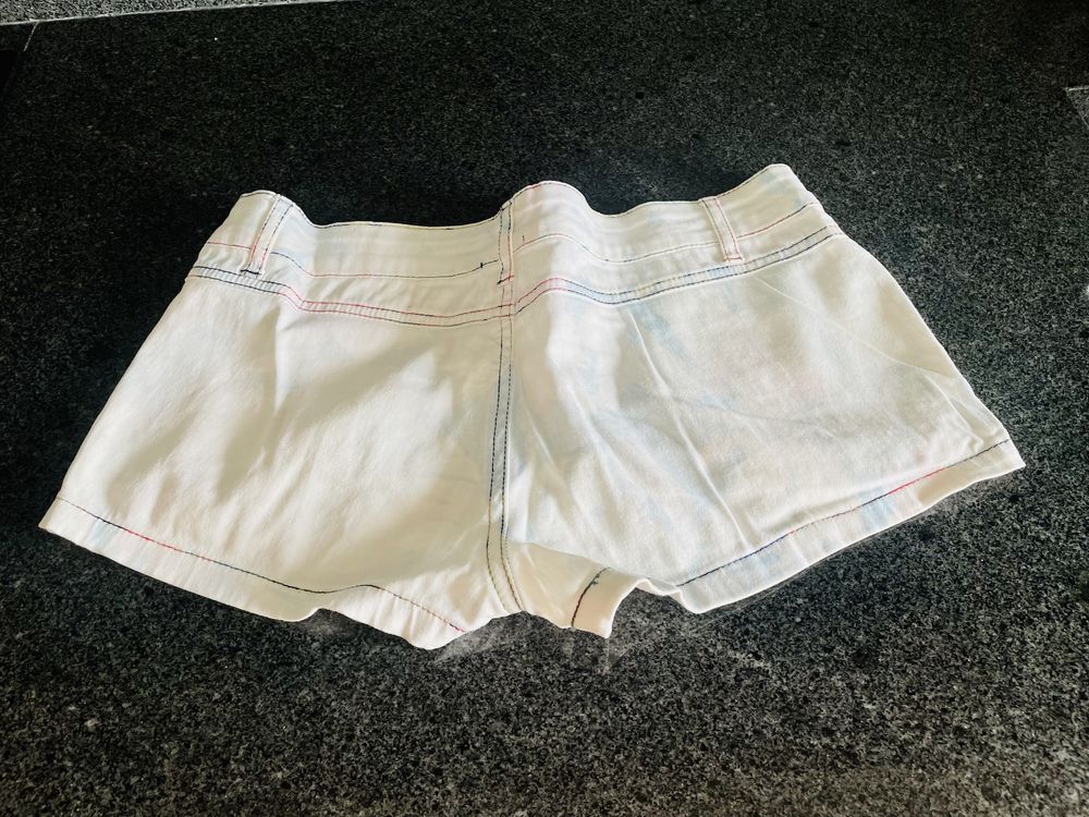 Kolorowe krótkie spodenki marki Calzedonia