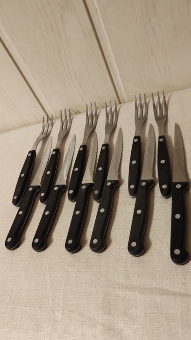 Zestaw sztućców do steków 12 elementów.